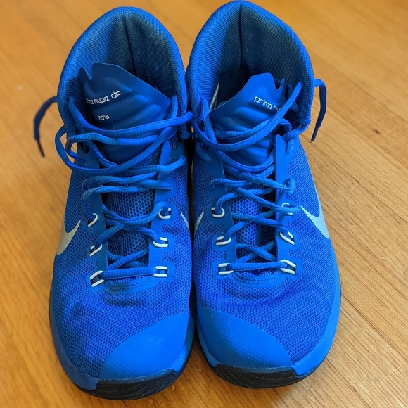 Women's Nike basketball shoes - Picture 2 of 6